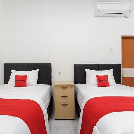 Reddoorz Syariah @ Sakura Hotel Jatiwaringin Bekasi Ngoại thất bức ảnh