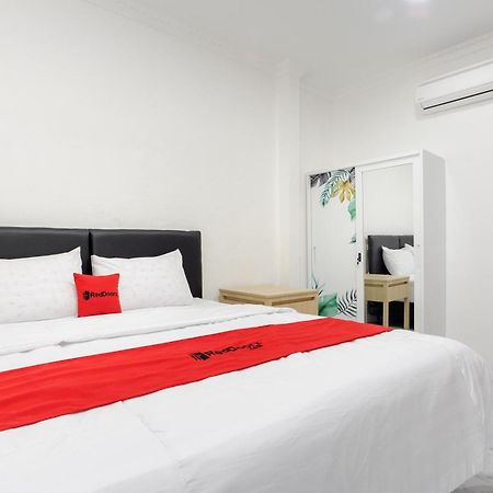 Reddoorz Syariah @ Sakura Hotel Jatiwaringin Bekasi Ngoại thất bức ảnh