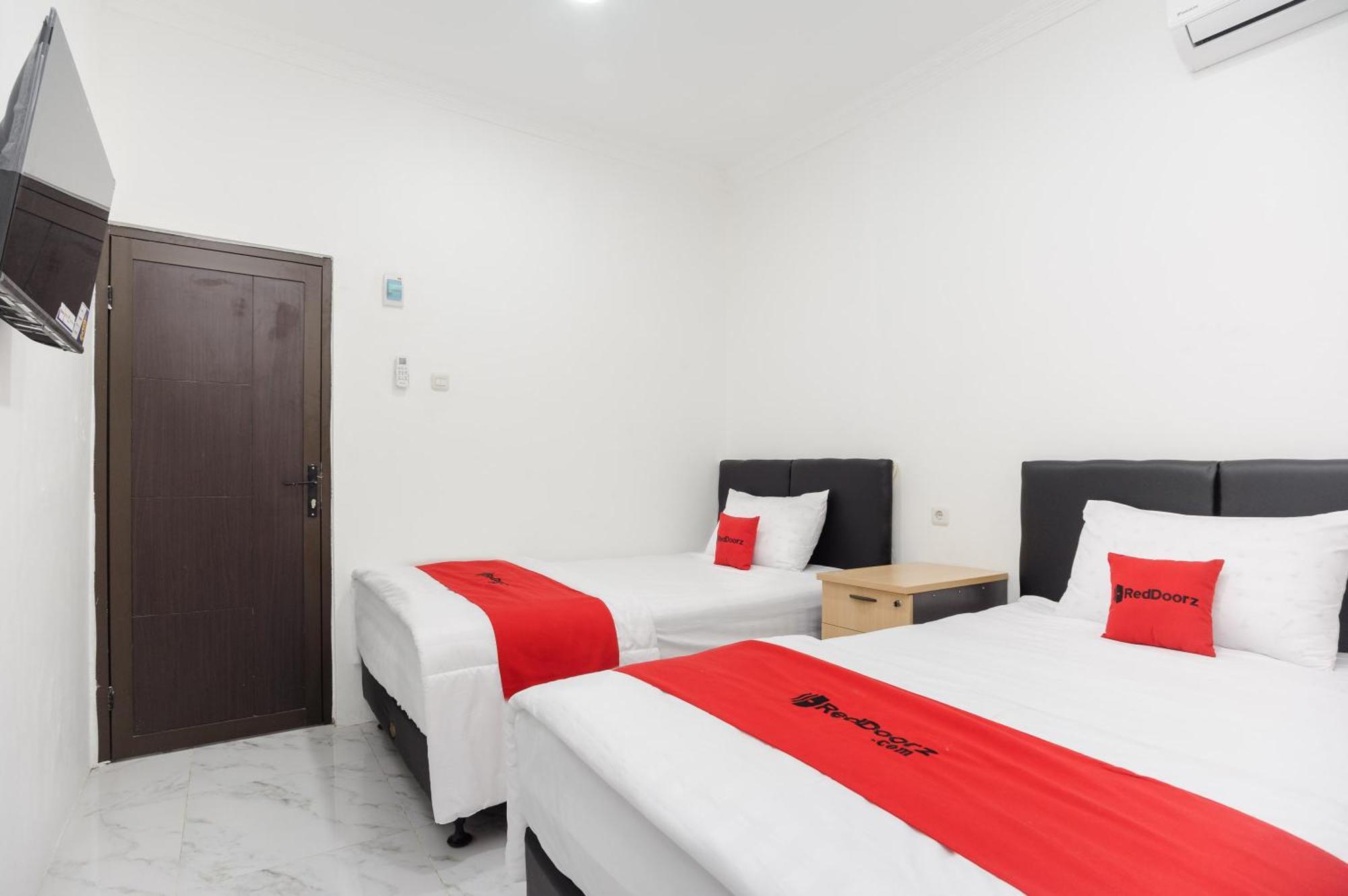 Reddoorz Syariah @ Sakura Hotel Jatiwaringin Bekasi Ngoại thất bức ảnh
