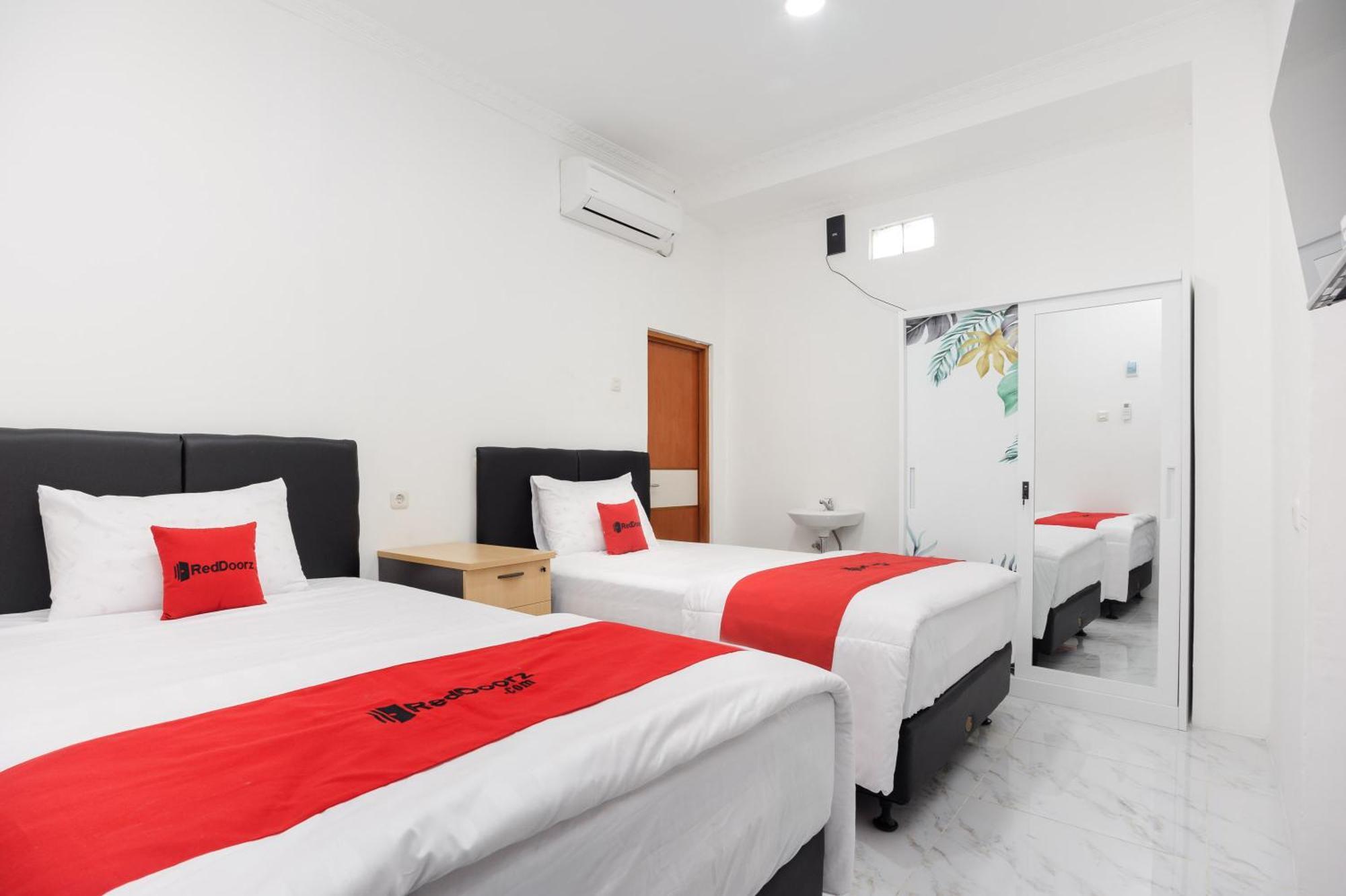 Reddoorz Syariah @ Sakura Hotel Jatiwaringin Bekasi Ngoại thất bức ảnh