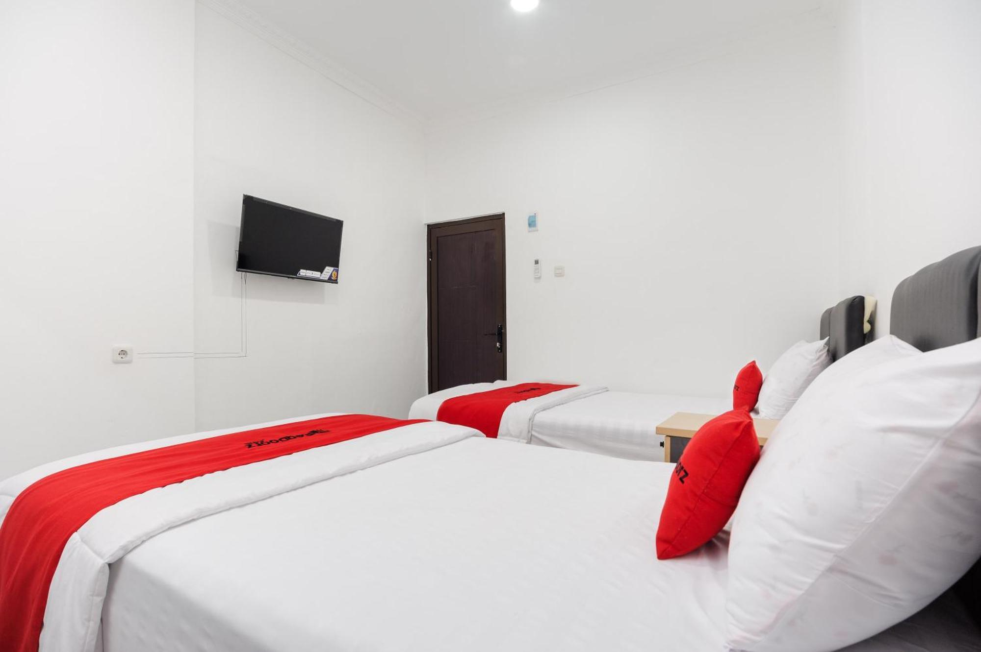 Reddoorz Syariah @ Sakura Hotel Jatiwaringin Bekasi Ngoại thất bức ảnh