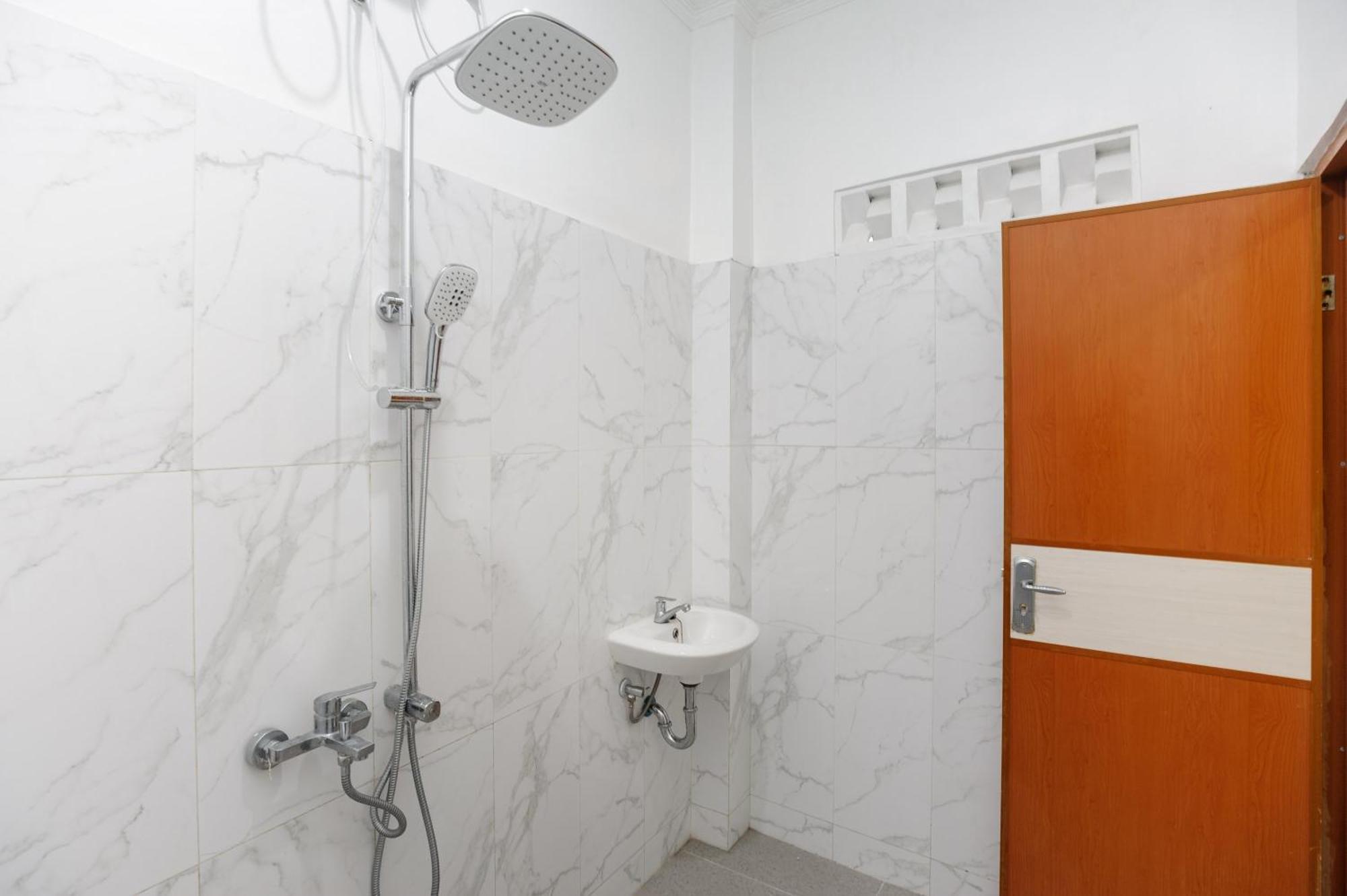 Reddoorz Syariah @ Sakura Hotel Jatiwaringin Bekasi Ngoại thất bức ảnh