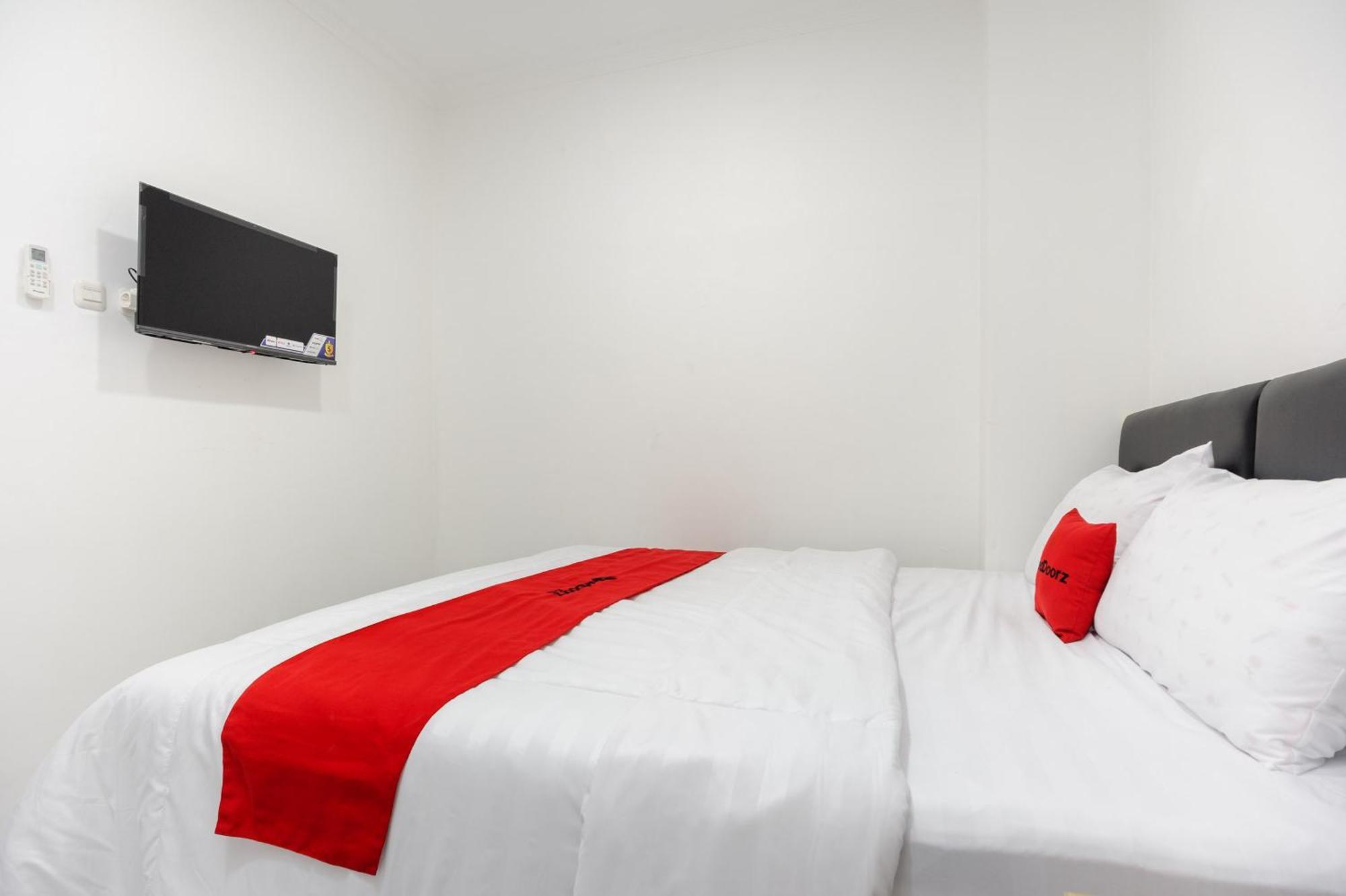 Reddoorz Syariah @ Sakura Hotel Jatiwaringin Bekasi Ngoại thất bức ảnh