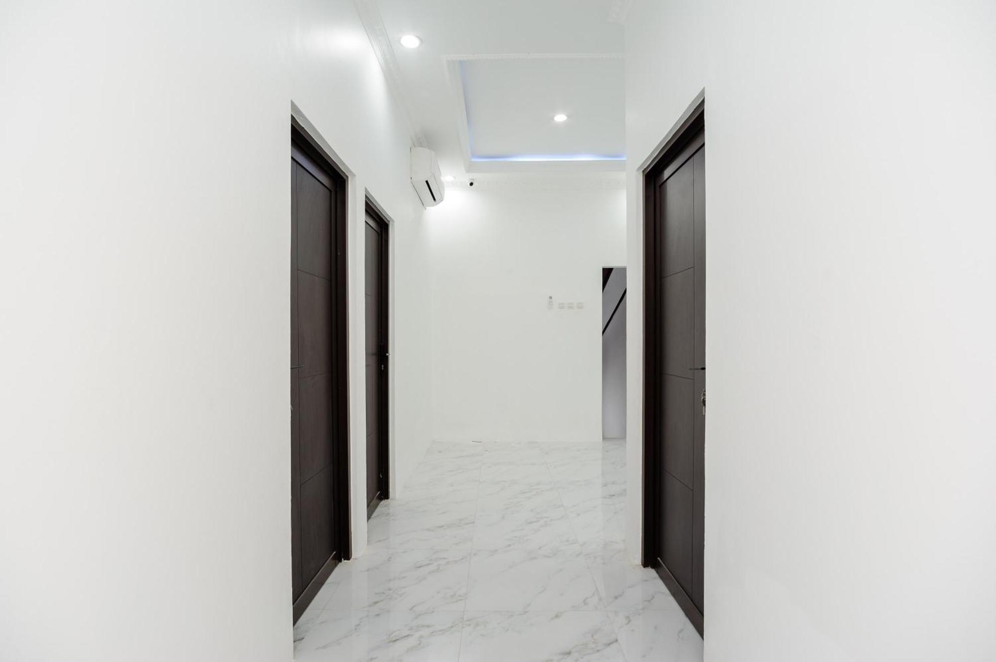 Reddoorz Syariah @ Sakura Hotel Jatiwaringin Bekasi Ngoại thất bức ảnh