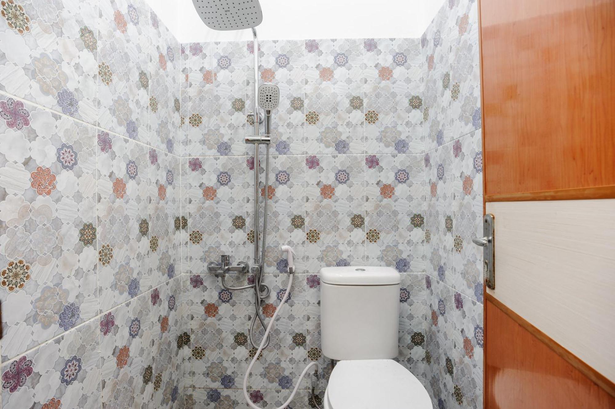 Reddoorz Syariah @ Sakura Hotel Jatiwaringin Bekasi Ngoại thất bức ảnh