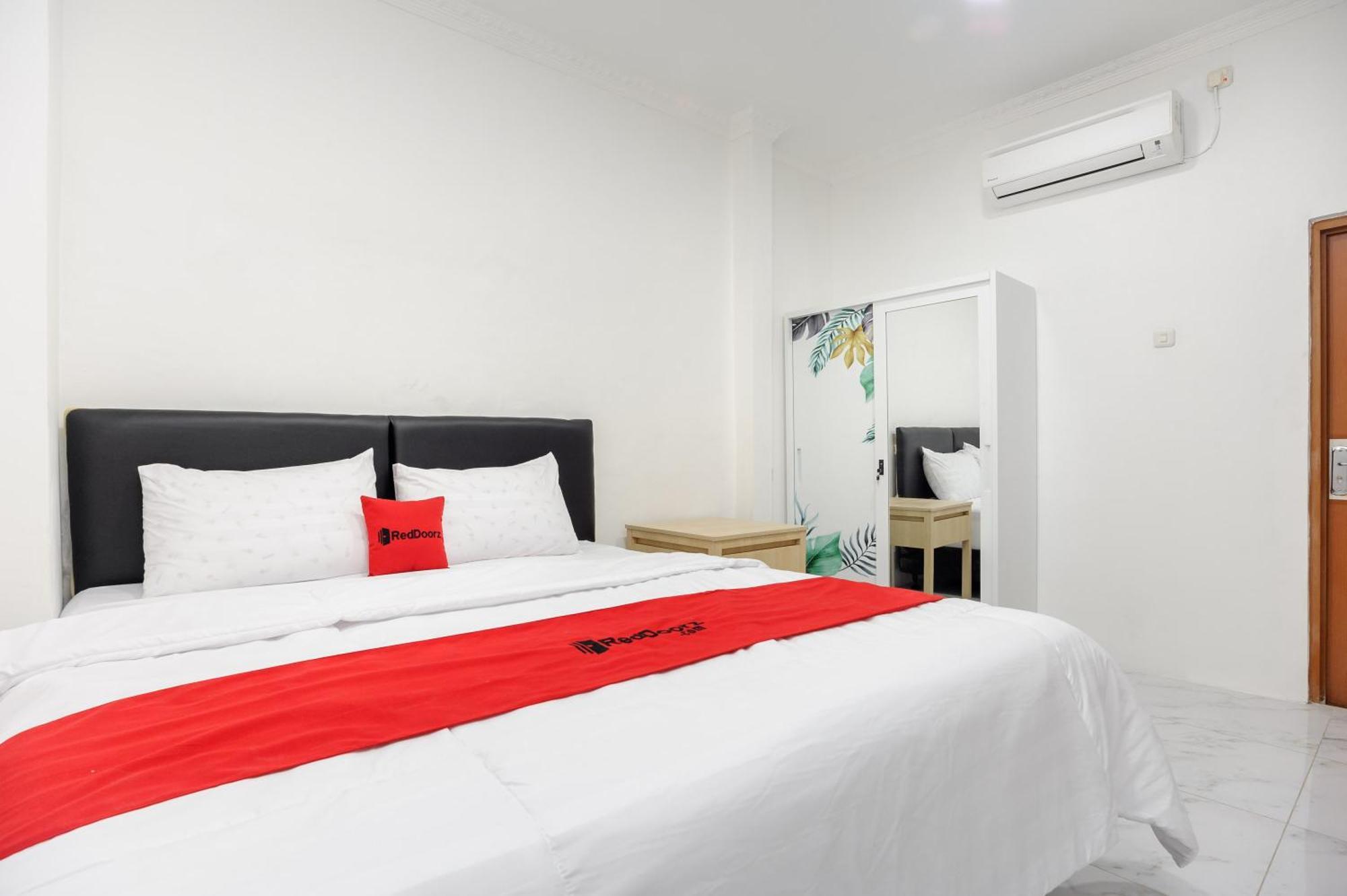 Reddoorz Syariah @ Sakura Hotel Jatiwaringin Bekasi Ngoại thất bức ảnh