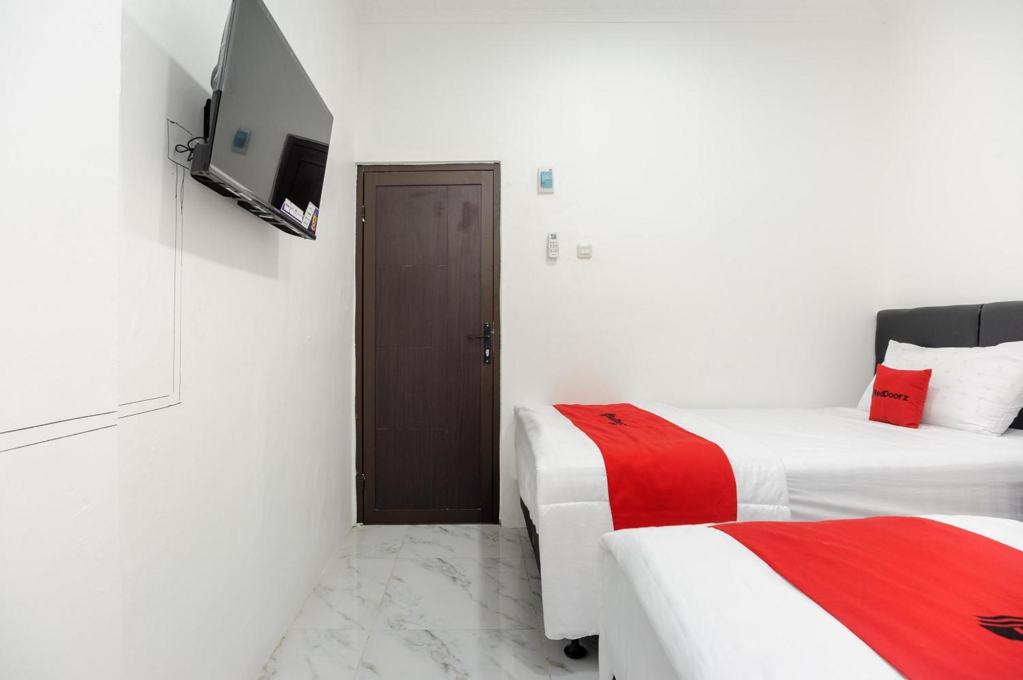 Reddoorz Syariah @ Sakura Hotel Jatiwaringin Bekasi Ngoại thất bức ảnh