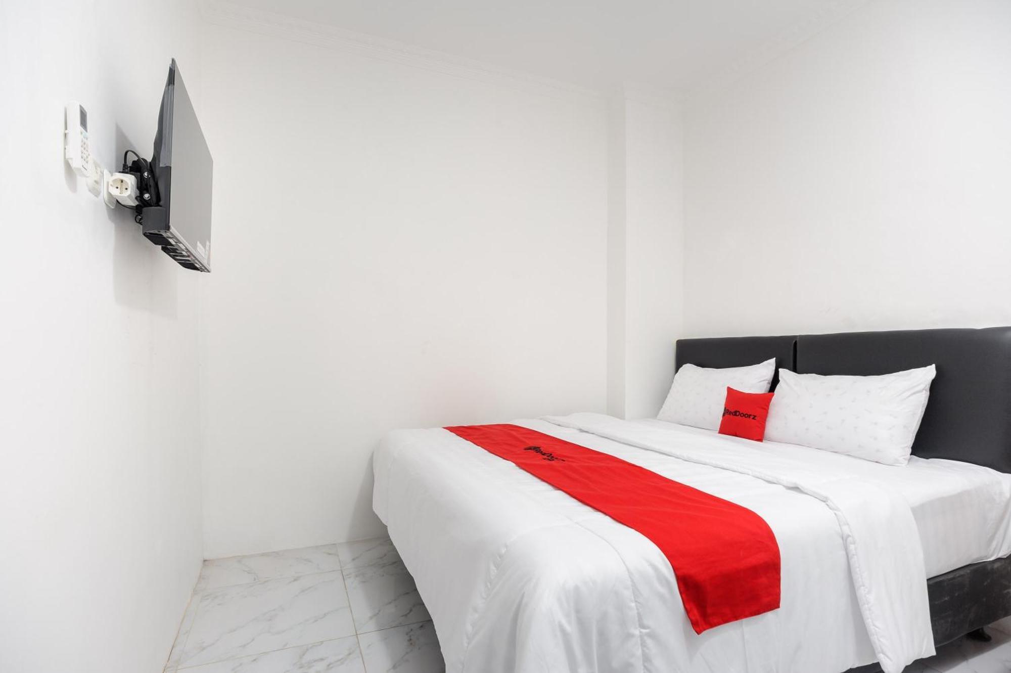 Reddoorz Syariah @ Sakura Hotel Jatiwaringin Bekasi Ngoại thất bức ảnh
