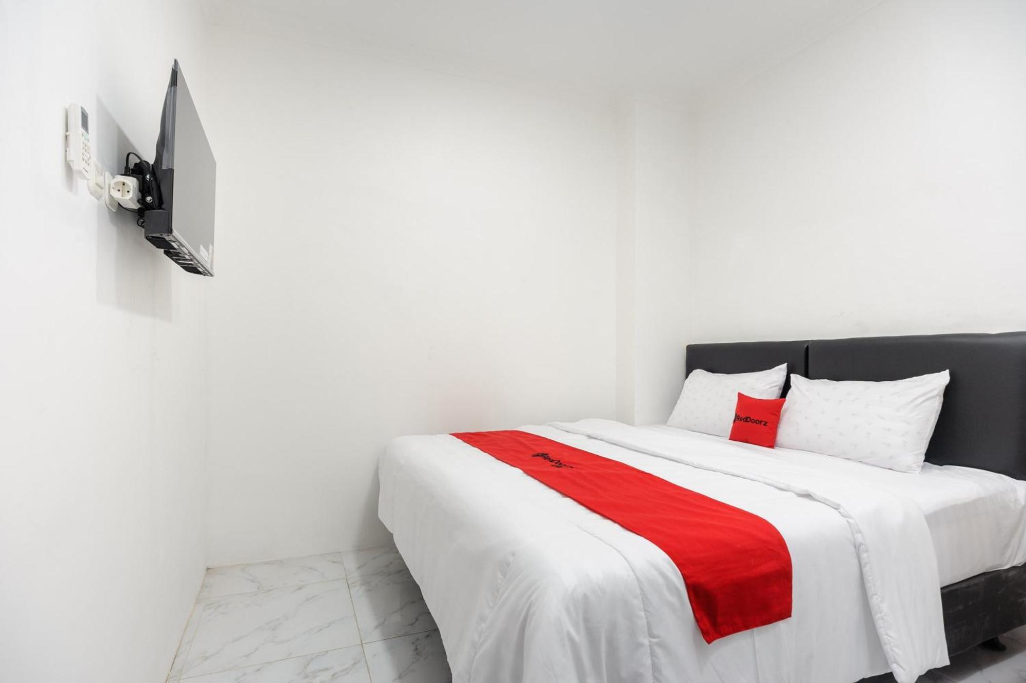 Reddoorz Syariah @ Sakura Hotel Jatiwaringin Bekasi Ngoại thất bức ảnh