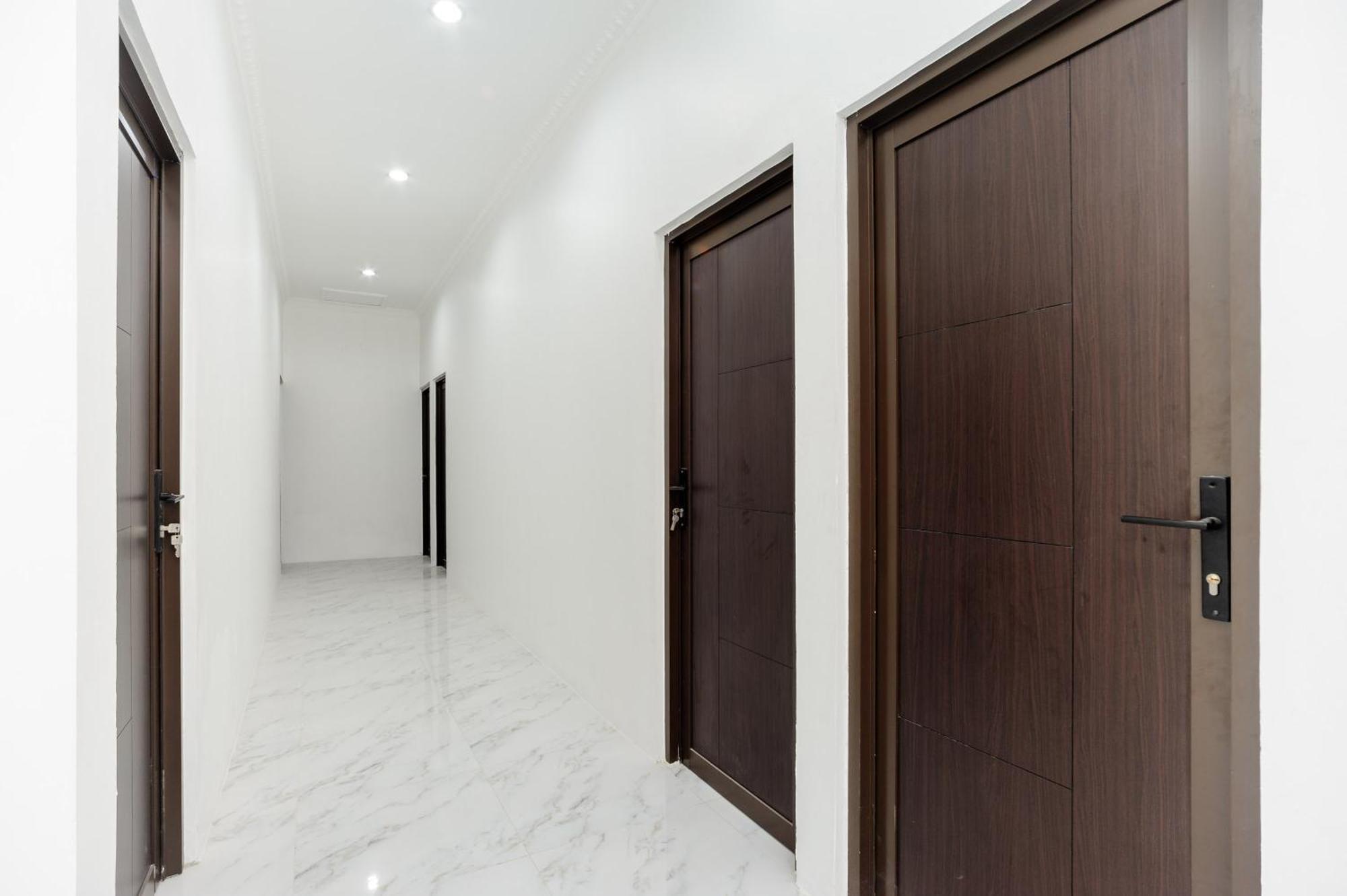 Reddoorz Syariah @ Sakura Hotel Jatiwaringin Bekasi Ngoại thất bức ảnh